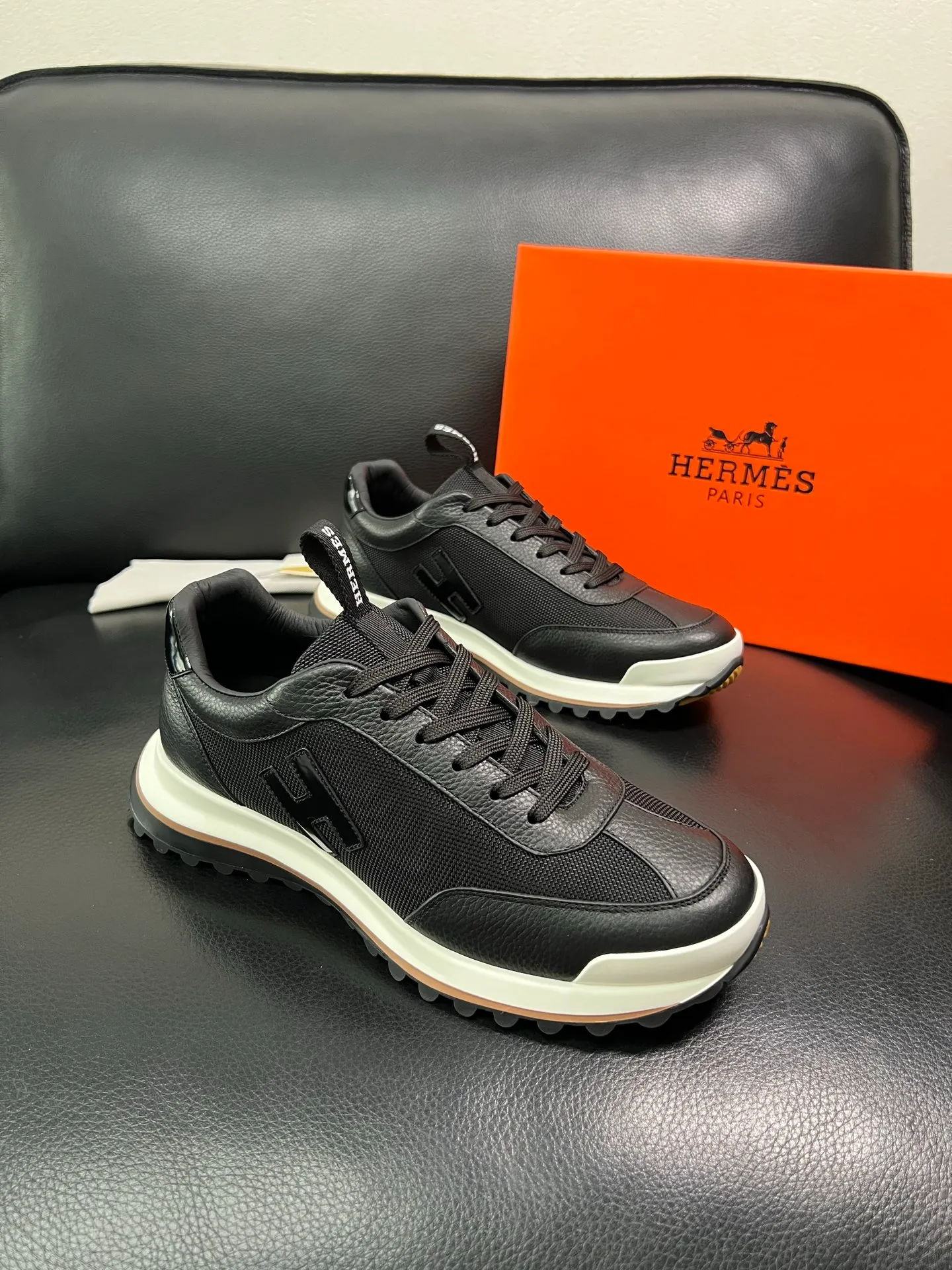 Men's shoes 💰800 Hermes top purchasing Hermes counters are on sale at the same time with original factory configuration, original cowhide imported from Italy and mesh fabric, high-quality splicing technology, fully imported water-dyed cowhide lining, soles: original soles specially provided by the original factory are super comfortable, the original factory follows the order and high quality, you can enter and exit the counter at will, you are welcome to compare and synchronize with the counter, code number 39-44 (customized 38 45) 85863